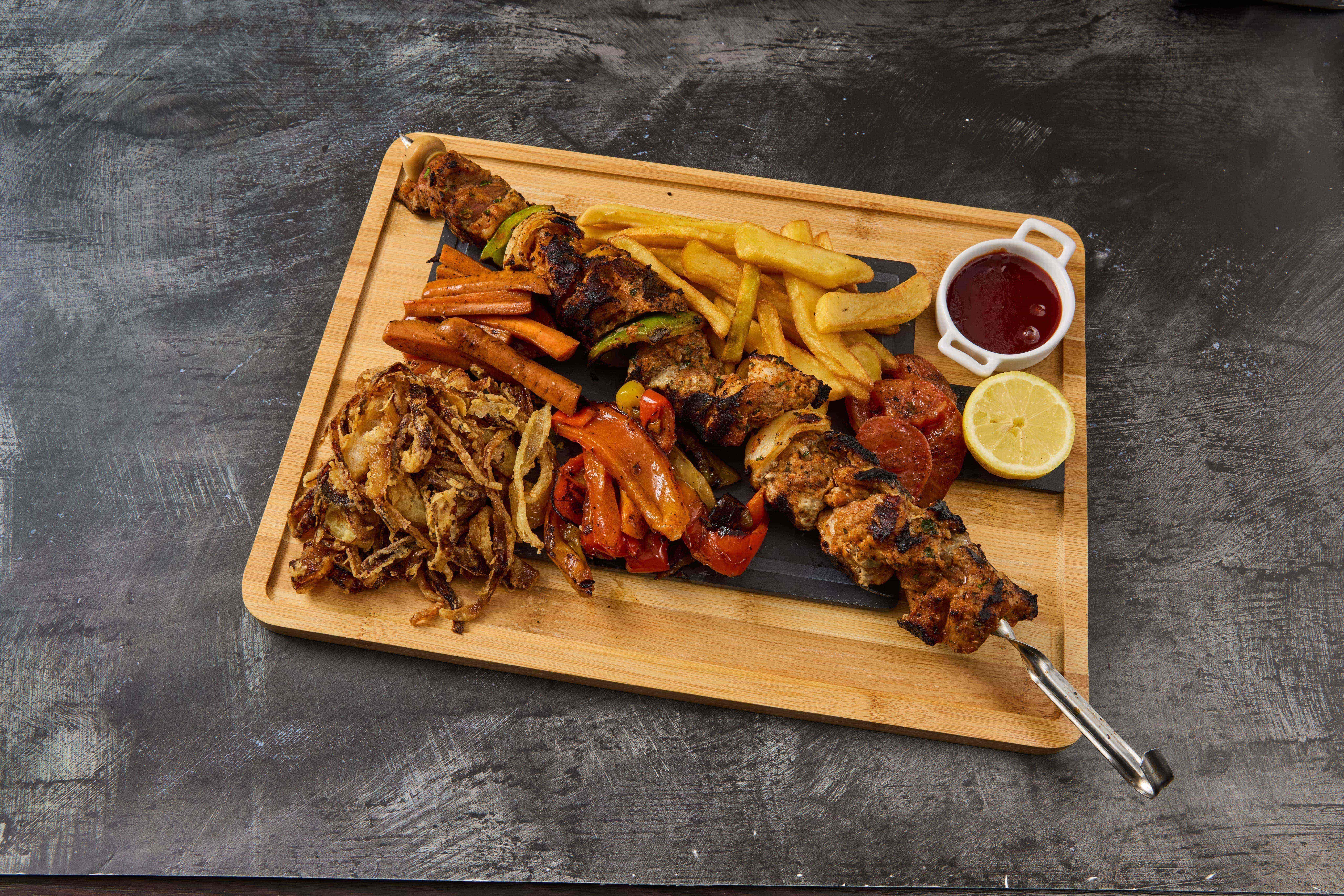 Saftiger Königsspieß vom Grill mit Fleisch, Gemüse und Balkan-Gewürzen Bei Milen