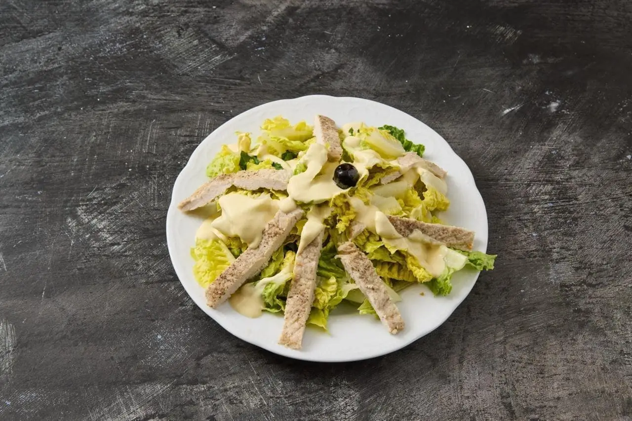 Caesar-Salat Frischer Caesar-Salat mit gegrillten Hähnchenstreifen, Parmesan und cremigem Dressing – Gericht zum Mitnehmen