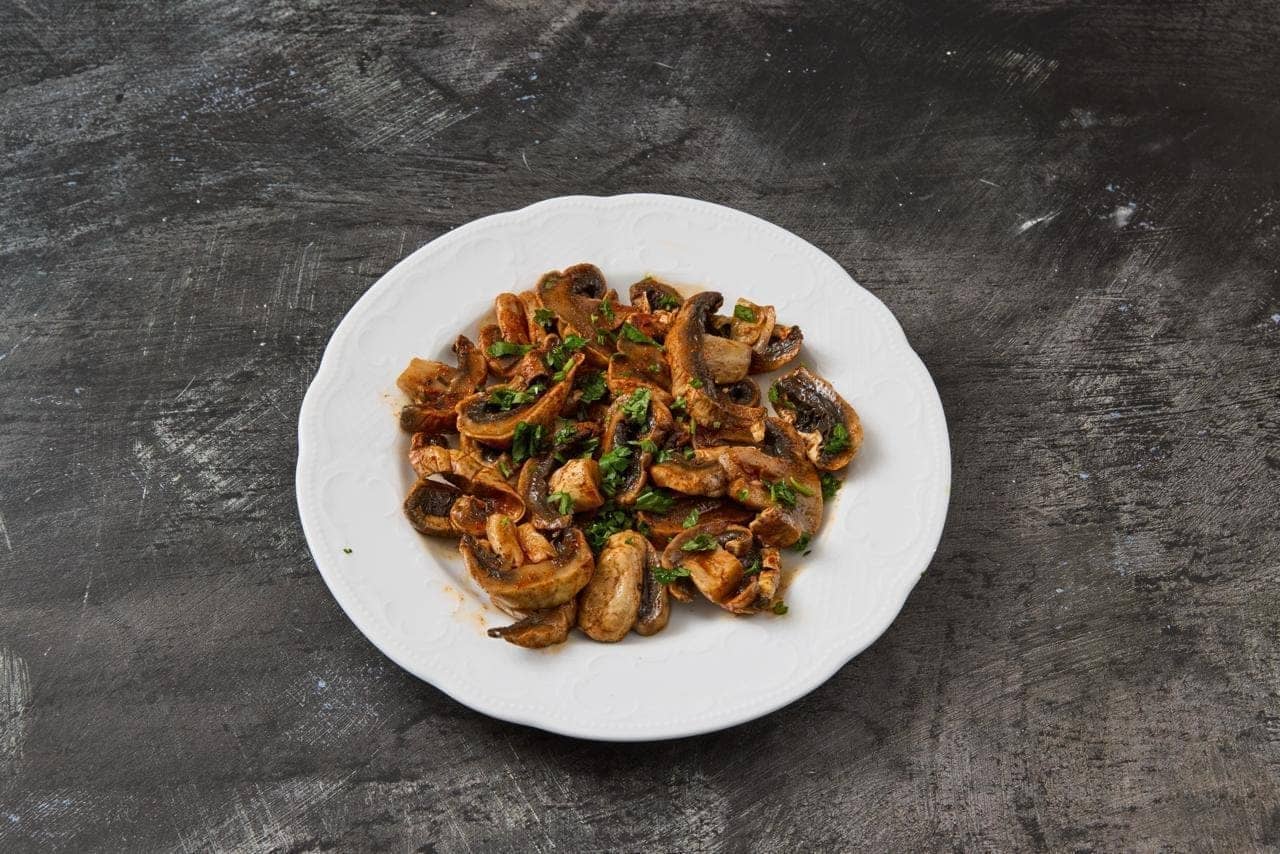 Gebratene Champignons Gebratene Champignons mit Kräutern – warme vegetarische Balkan
