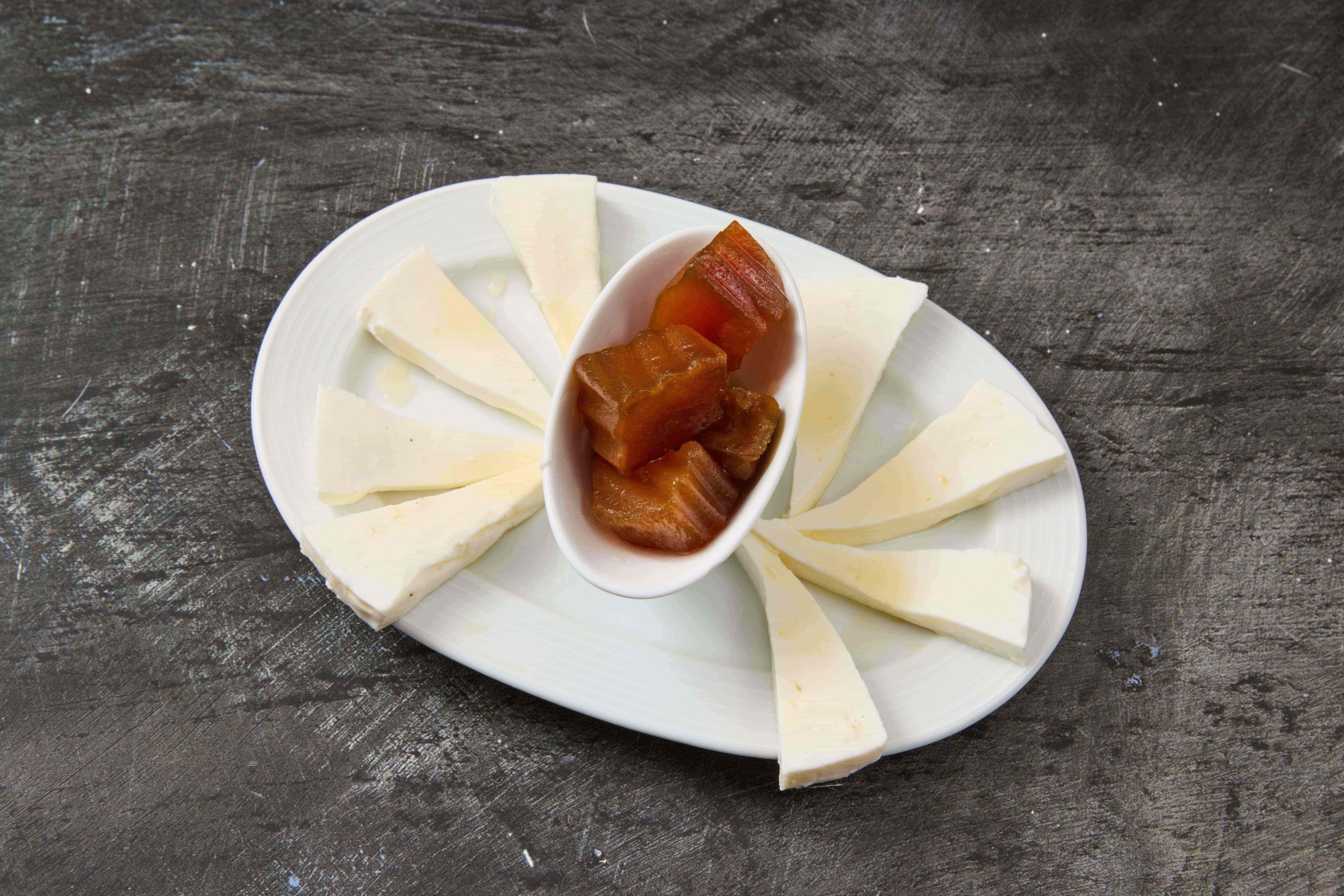 Kandierter_Kuerbis Weißkäse mit kandiertem Kürbis – traditionelle bulgarische Vorspeise süß-salzig serviert